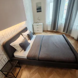 https://3-bedrooms-bright-flat-in-the-heart-of-the-city-with.inbudapesthotels.com